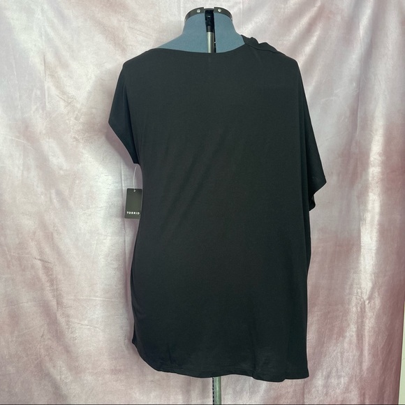 Torrid LOVESICK Black Cold Shoulder Heart Rays Tee NWT Size 3X - Picture 6 of 17